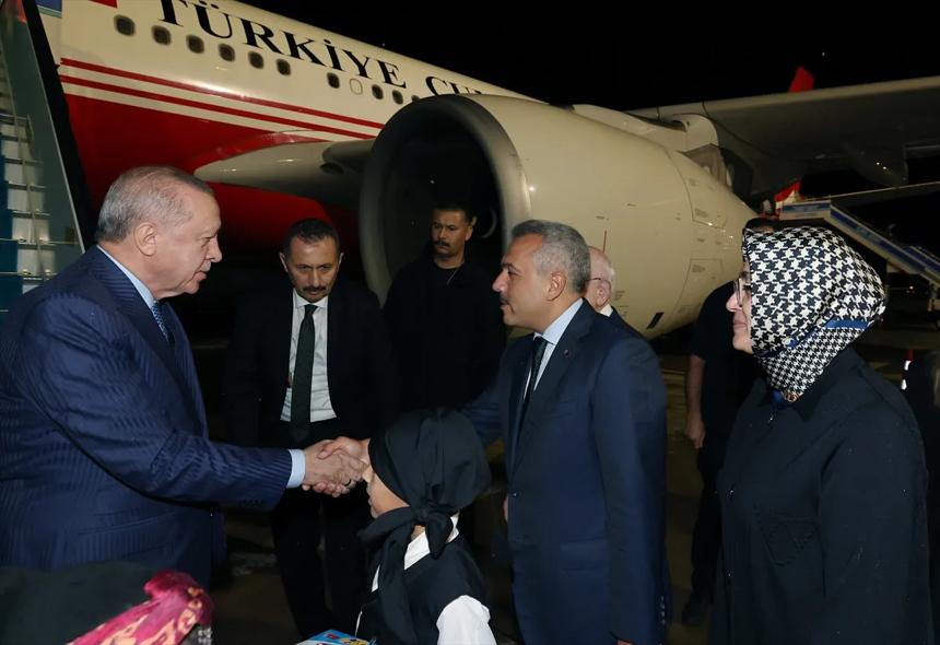 Cumhurbaşkanı Recep Tayyip Erdoğan Rize'de: Çiçeklerle karşılandı!