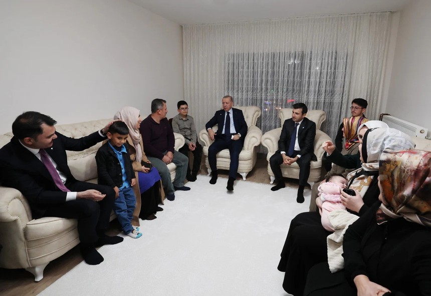 Cumhurbaşkanı Recep Tayyip Erdoğan ve Selçuk Bayraktar depremzede aileye çaya gitti!