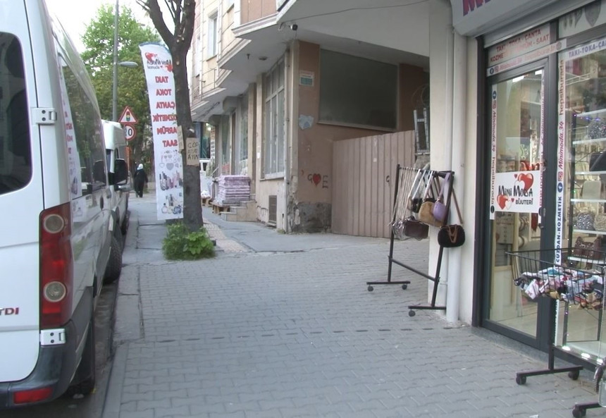 Esenyurt’ta kurnaz hırsızlık! Kavgayı fırsat bilen şüpheli çantayı çalıp kaçtı