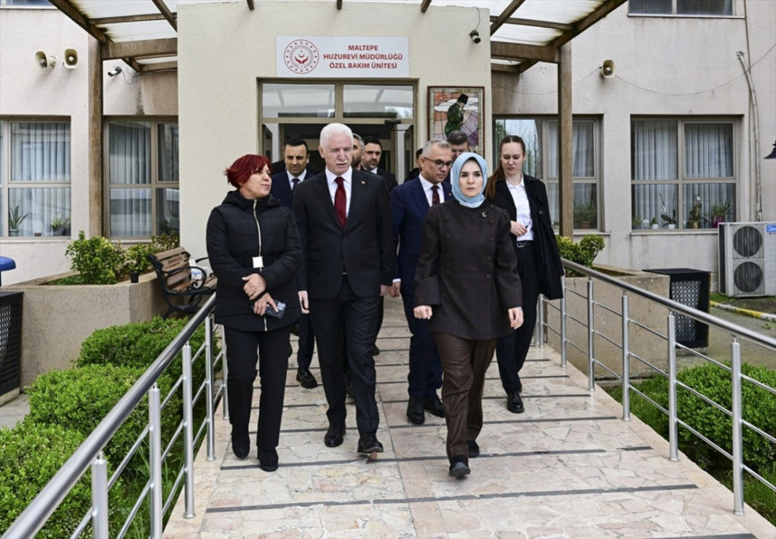 Bakan Göktaş, Maltepe huzurevi yangını sonrası hastaları ziyaret etti
