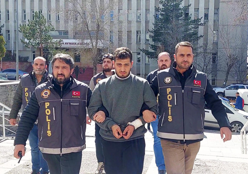 Erzurum Şehir Hastanesi'nde kan donduran olay! Aracında yaralı bulundu, bagajdan öldürdüğü eşinin cesedi çıktı