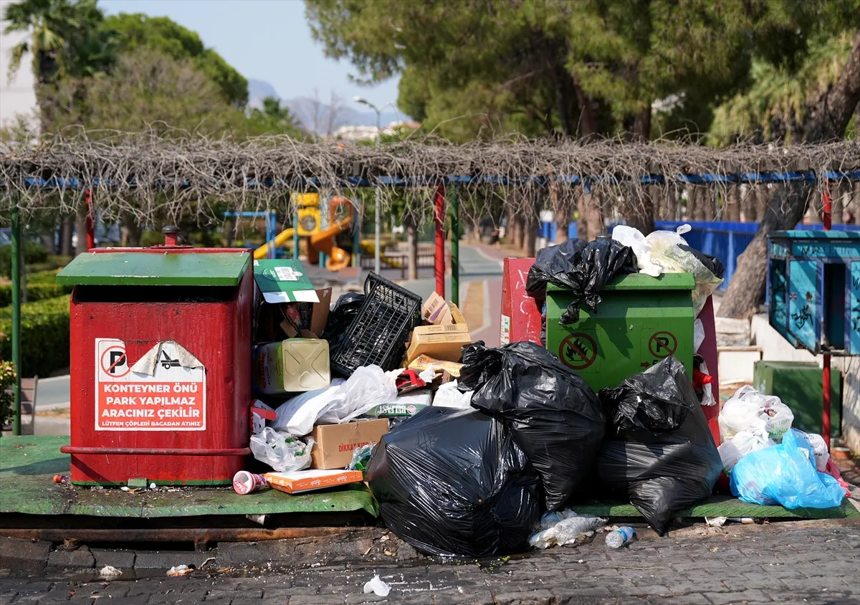 İzmir'de çöp dağları isyan ettirdi! Her yeri böcekler sardı! - Resim : 5
