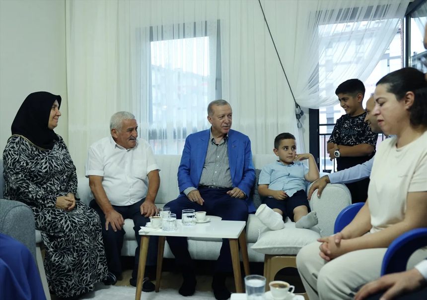 Cumhurbaşkanı Recep Tayyip Erdoğan'dan Malatya'da depremzede aileye ziyaret - Resim : 5