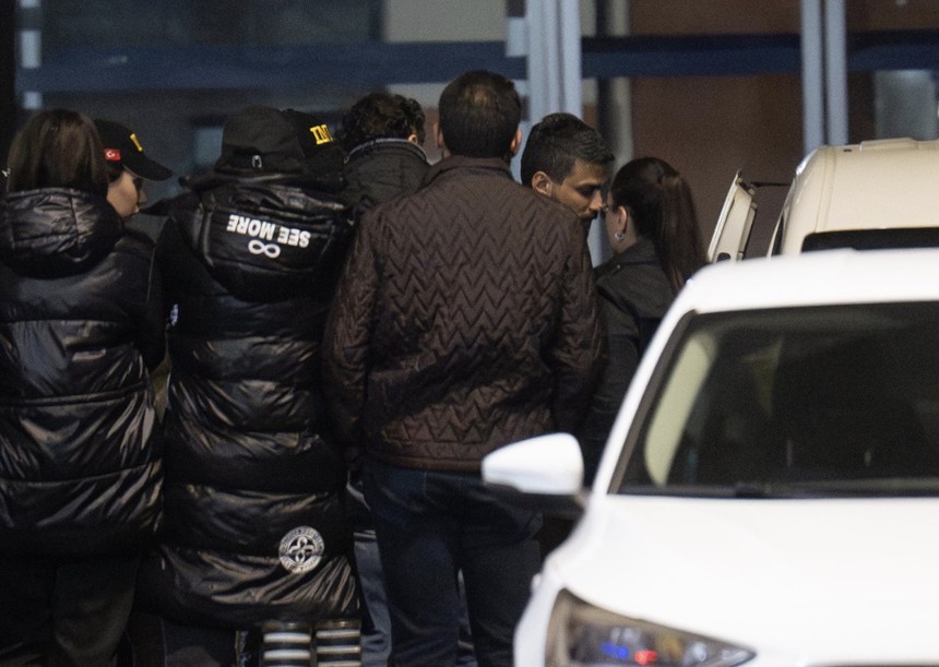 Araya yakınları girdi... Dilan Polat ve Engin Polat'ın gözaltına alındığı görüntüler - Resim : 2