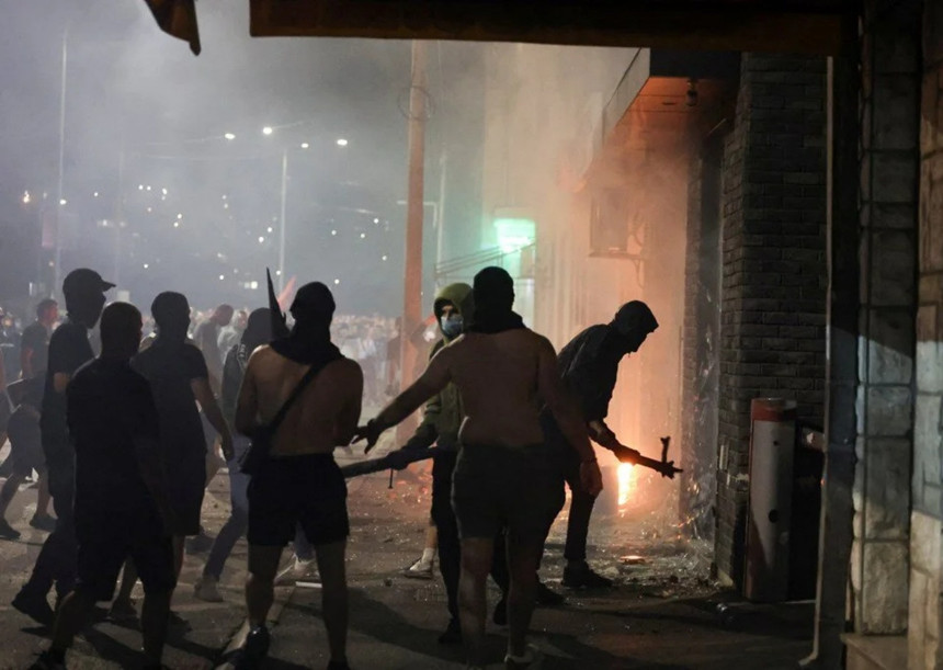 Sırbistan yangın yeri! İktidar partisi ofisleri ateşe verildi, protestolar şiddetleniyor
