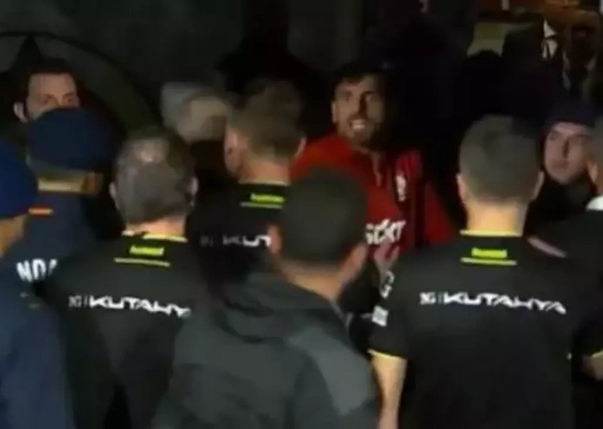 Alanyaspor - Galatasaray maçında devre arasında gerginlik! Günay Güvenç kırmızı kart gördü...