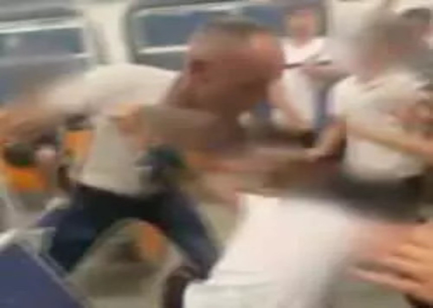 İstanbul’da metro karıştı! Tekme, tokat ve yumruklar konuştu!