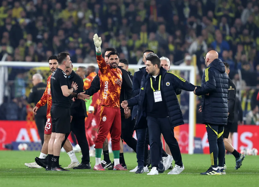 Fenerbahçe - Galatasaray derbisi öncesi saha içerisi karıştı! İki takım oyuncuları birbirine girdi - Resim : 5