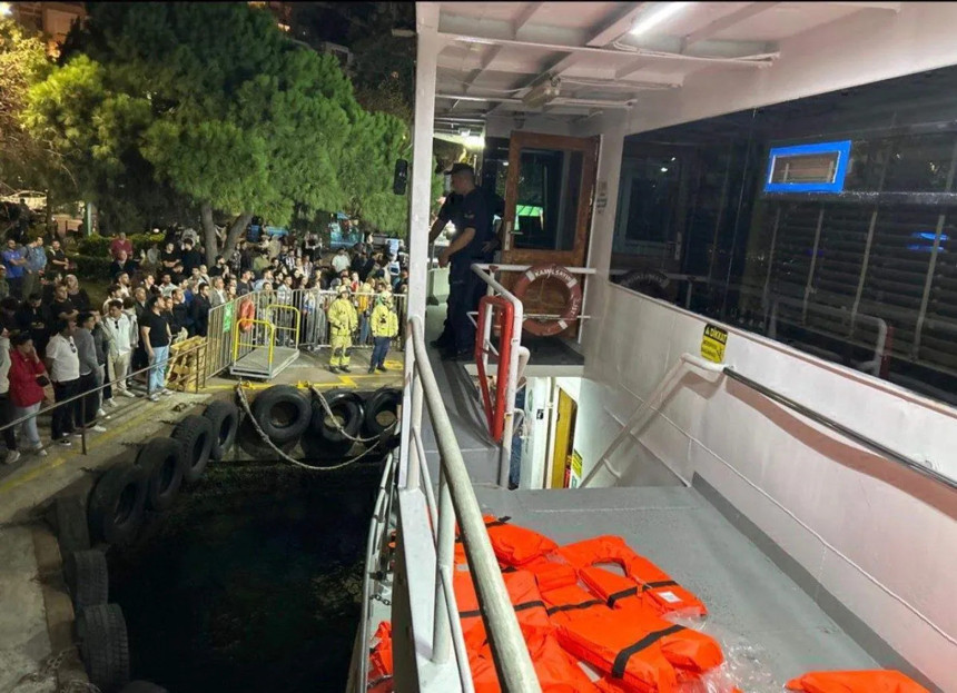 Beşiktaş - Üsküdar motoru, kargo gemisi ile çarpıştı