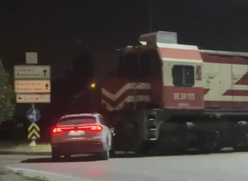 İzmir’de hemzemin geçitte tren-otomobil çarpışması! Maddi hasar oluştu