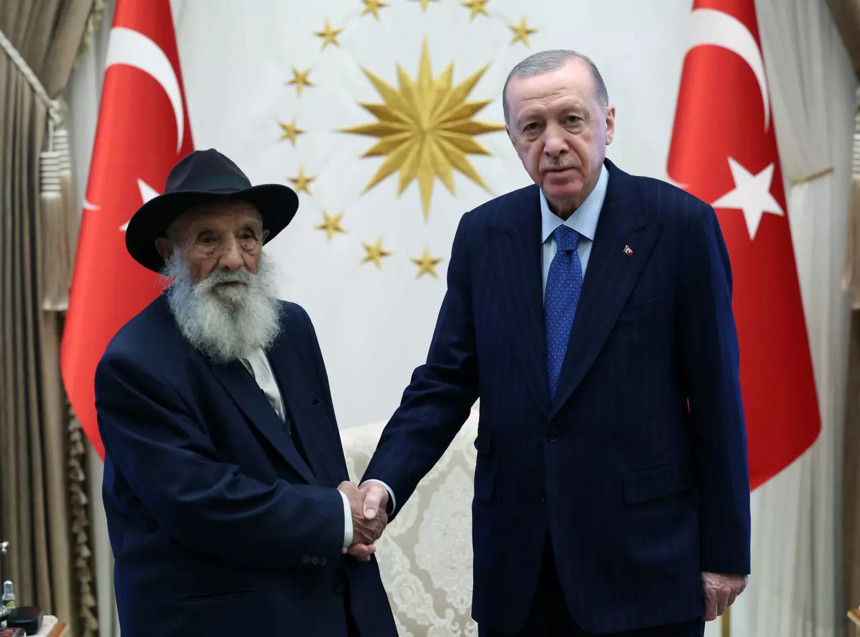 Cumhurbaşkanı Recep Tayyip Erdoğan, Alevi dedesi Ahmet Uğurlu'yu kabul etti!