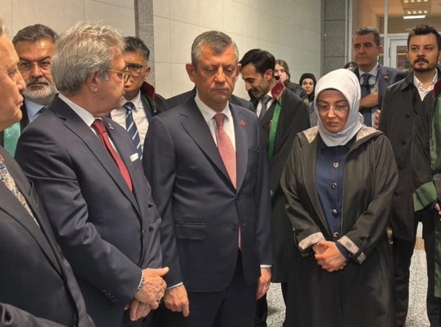 Zafer Partisi Genel Başkanı Ümit Özdağ hakim karşısına çıktı, duruşma öncesi adliyede gerginlik yaşandı