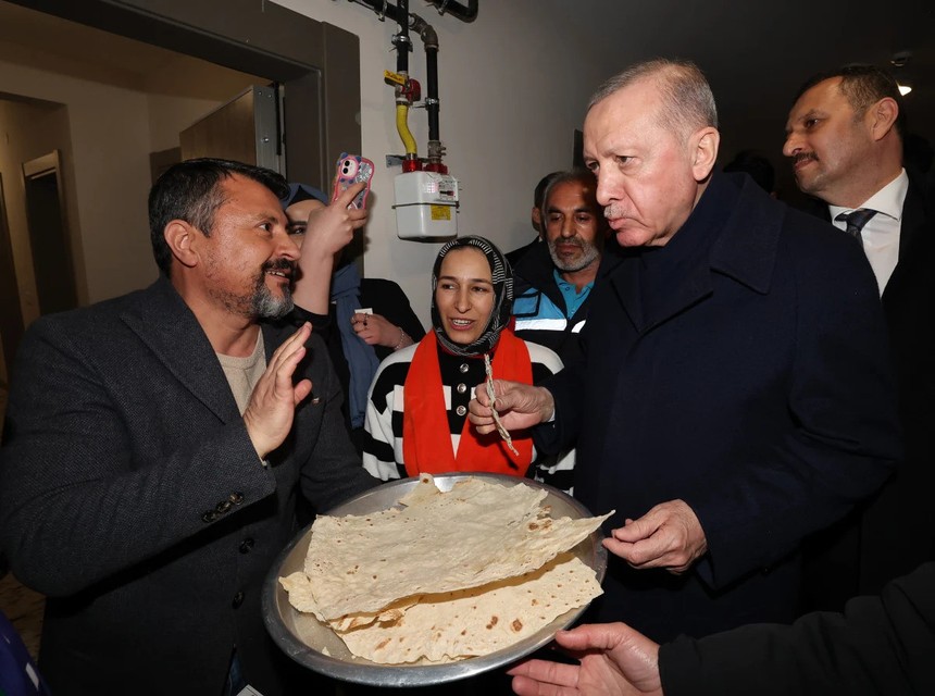 Cumhurbaşkanı Recep Tayyip Erdoğan ve Selçuk Bayraktar depremzede aileye çaya gitti! - Resim : 4