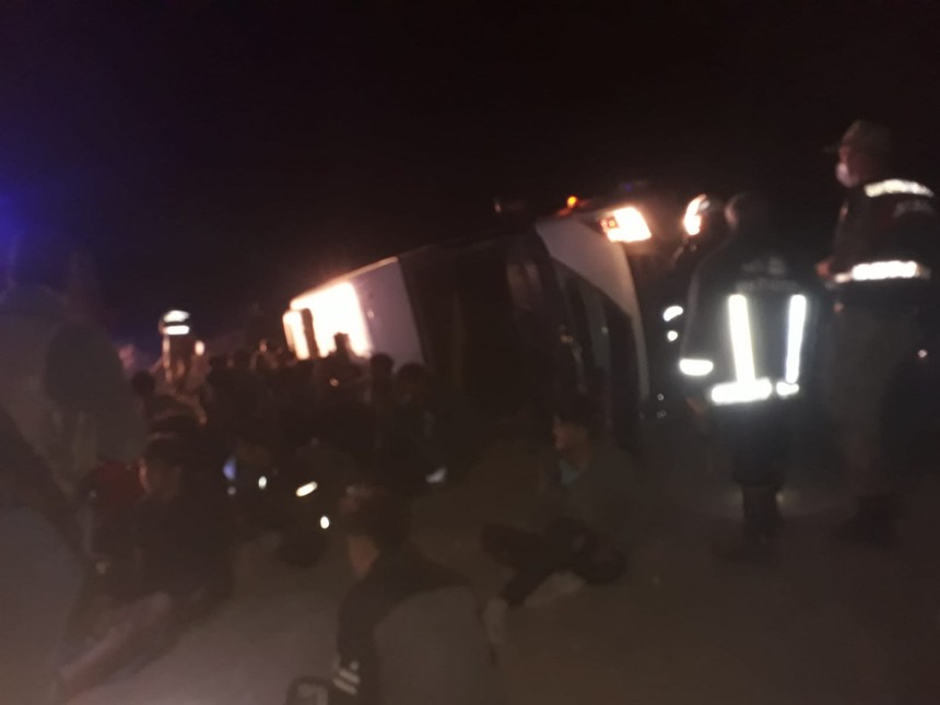 2 gün arayla 2. kaza! Kaçak mülteci taşıyan minibüs devrildi