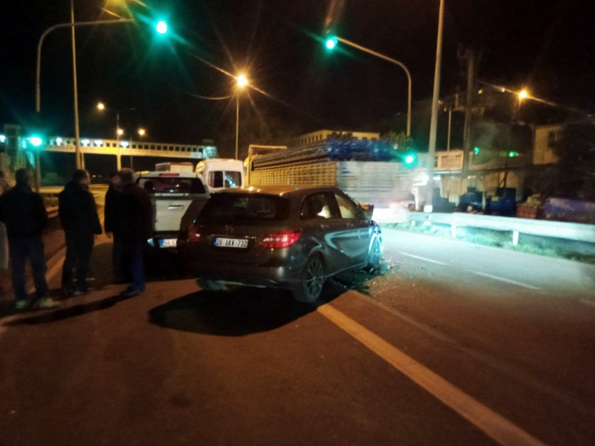 D-650 karayolundaki zincirleme kazayı kameraya alıp muhabir gibi anlattı