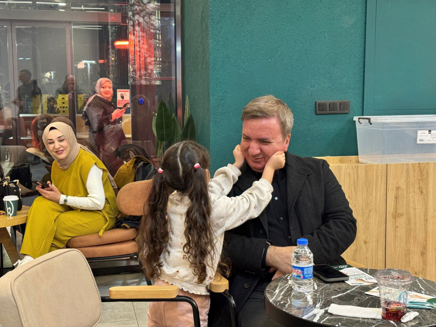 Küçük bir kız Erzincan Valisi Hamza Aydoğdu'dan makas aldı