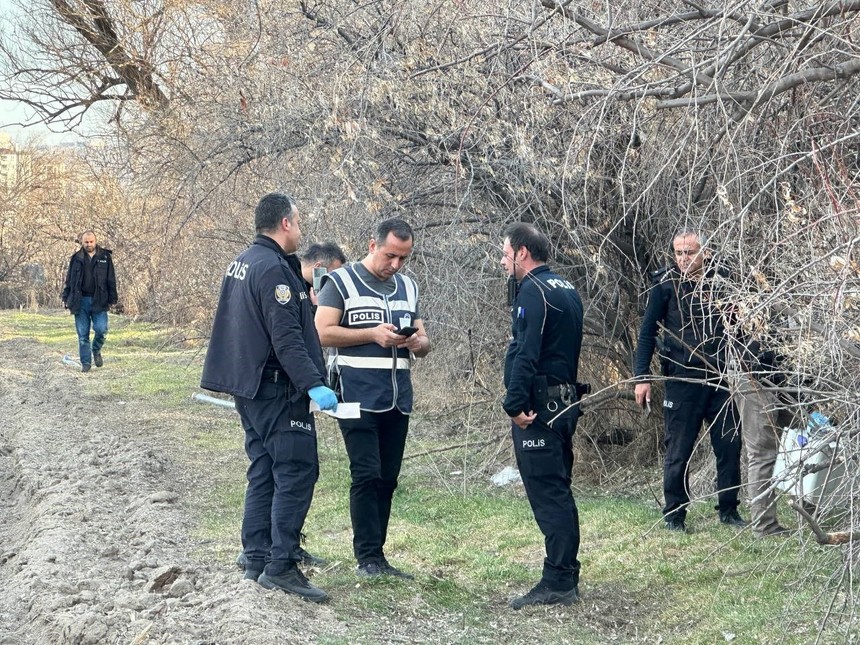 Kayseri'de korku filmi gibi olay; devriye atan polisler tarafından boş arazide 3 kişi baygın, 1 kişi ölü bulundu - Resim : 2