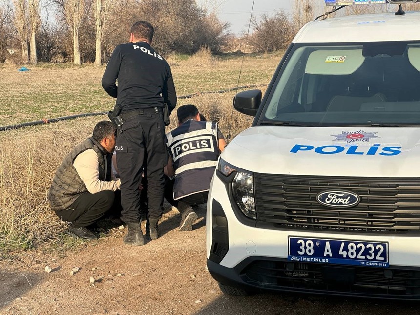 Kayseri'de korku filmi gibi olay; devriye atan polisler tarafından boş arazide 3 kişi baygın, 1 kişi ölü bulundu