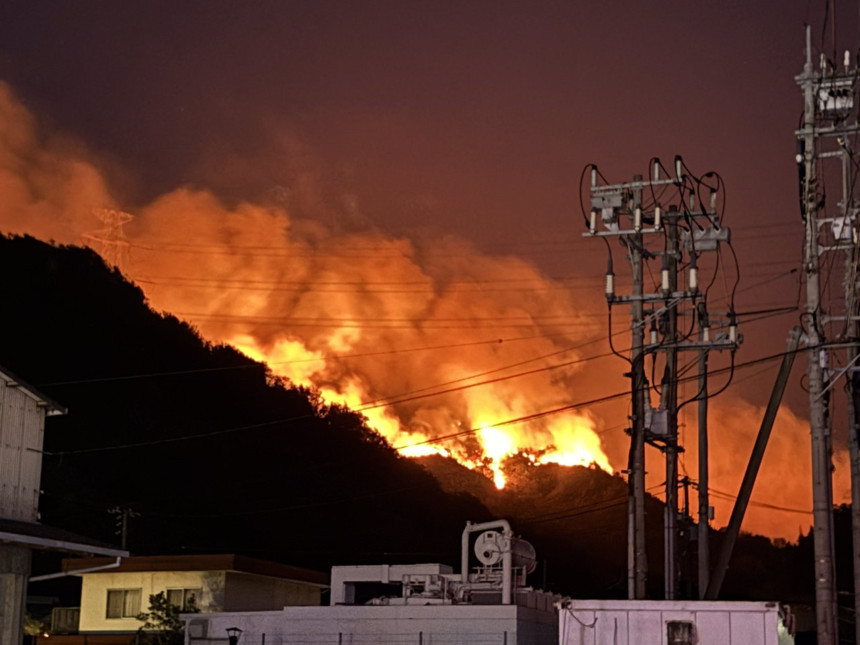 Japonya bir kez daha orman yangınlarına teslim; alevlerle mücadele sürüyor - Resim : 2