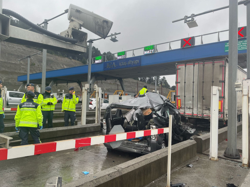 Pendik gişelerinde bir ölümlü kaza daha! Araç yine TIR'ın altına girdi - Resim : 2