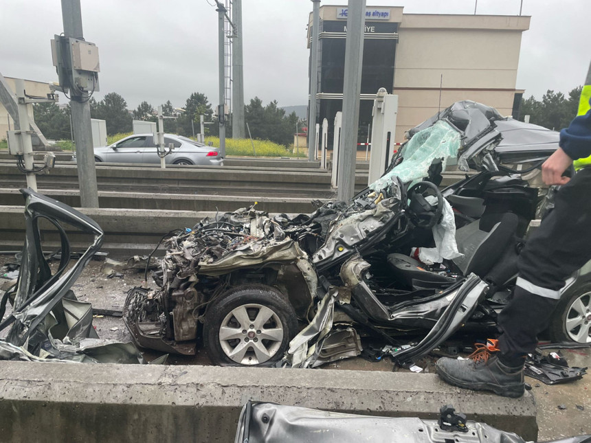 Pendik gişelerinde bir ölümlü kaza daha! Araç yine TIR'ın altına girdi - Resim : 3