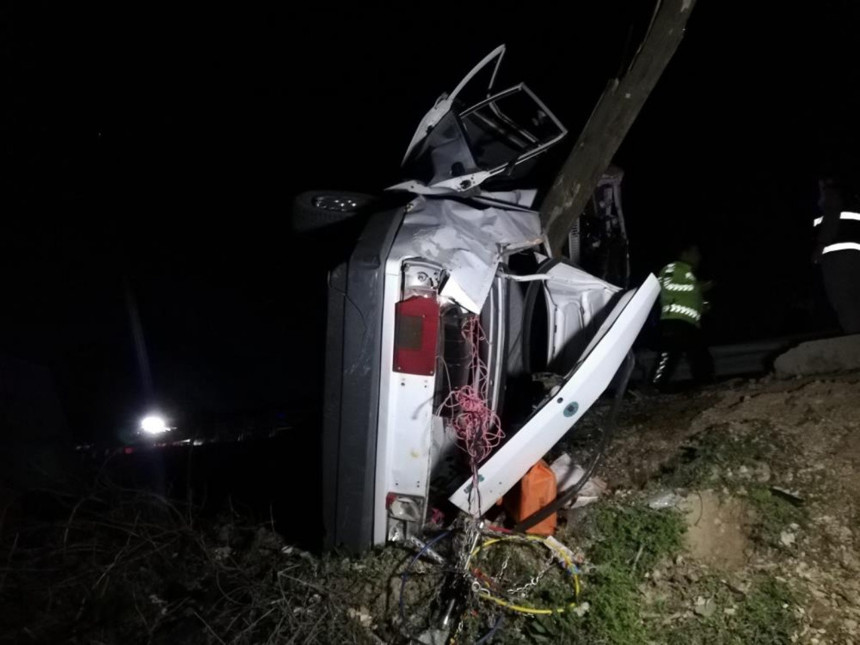 Malatya’da feci kaza! Aydınlatma direği aracı ortadan ikiye böldü! 1 kişi öldü, 2 kişi yaralandı