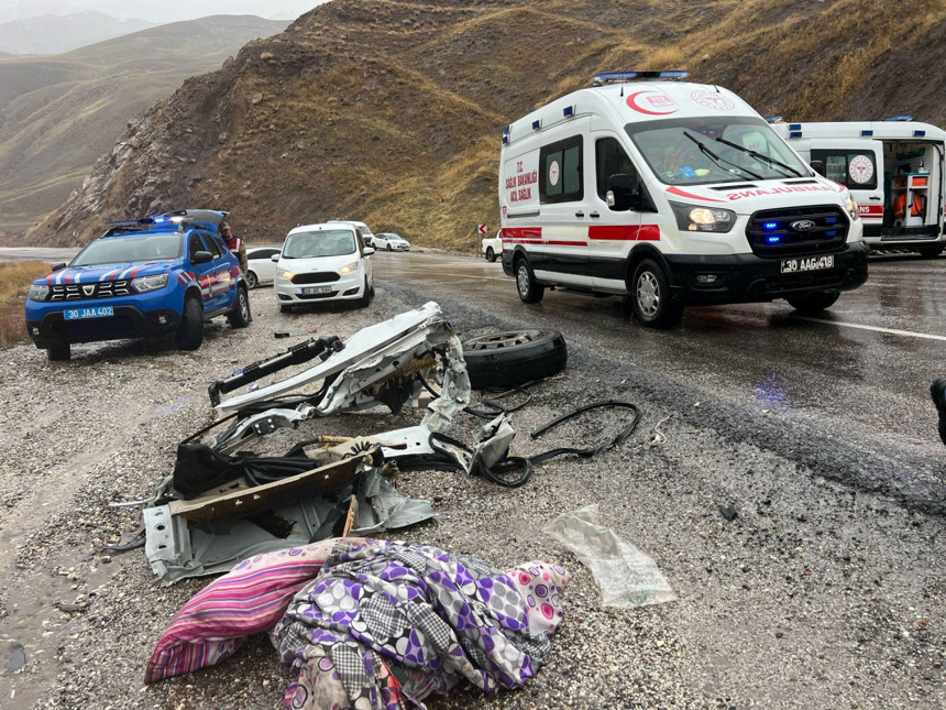 Hakkari'de yolcu otobüsü ile yakıt tankeri kafa kafaya çarpıştı: 1 ölü, çok sayıda yaralı