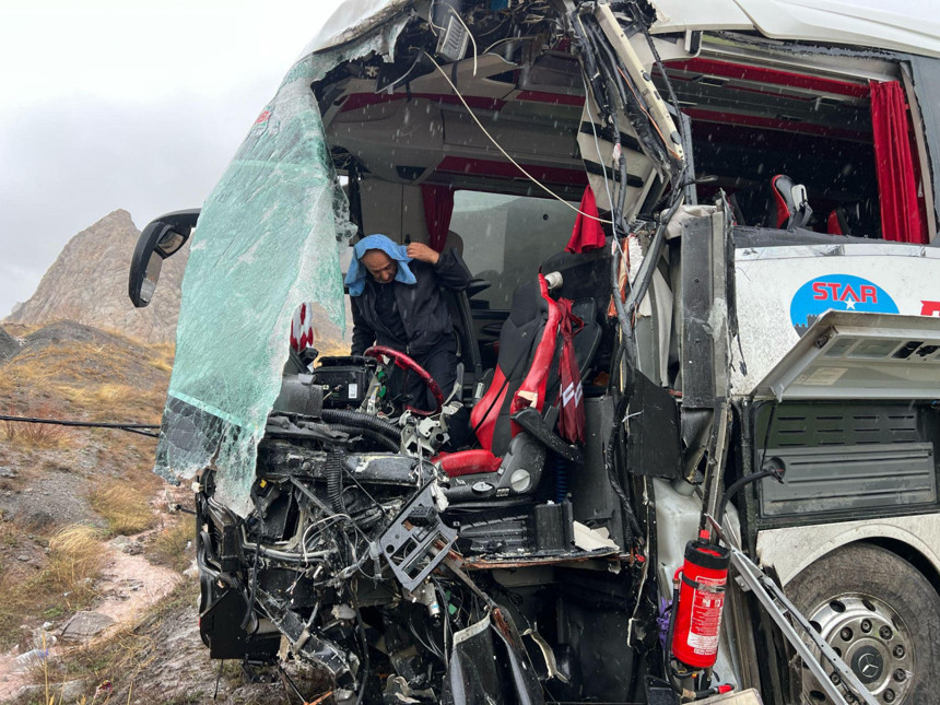 Hakkari'de yolcu otobüsü ile yakıt tankeri kafa kafaya çarpıştı: 1 ölü, çok sayıda yaralı - Resim : 4