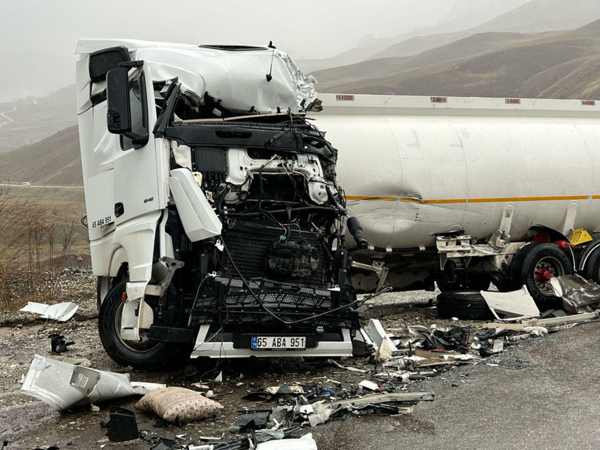 Hakkari'de yolcu otobüsü ile yakıt tankeri kafa kafaya çarpıştı: 1 ölü, çok sayıda yaralı - Resim : 2