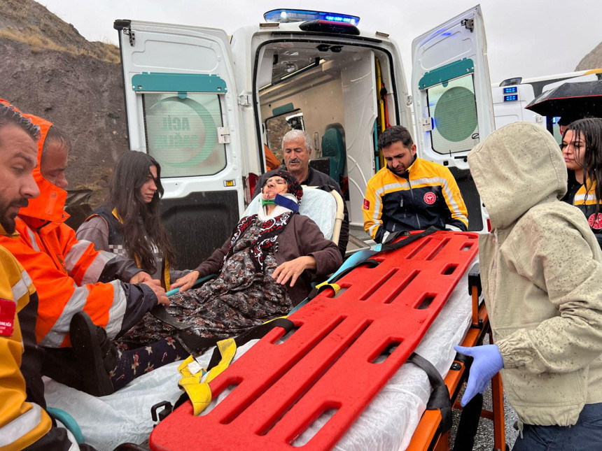 Hakkari'de yolcu otobüsü ile yakıt tankeri kafa kafaya çarpıştı: 1 ölü, çok sayıda yaralı - Resim : 3