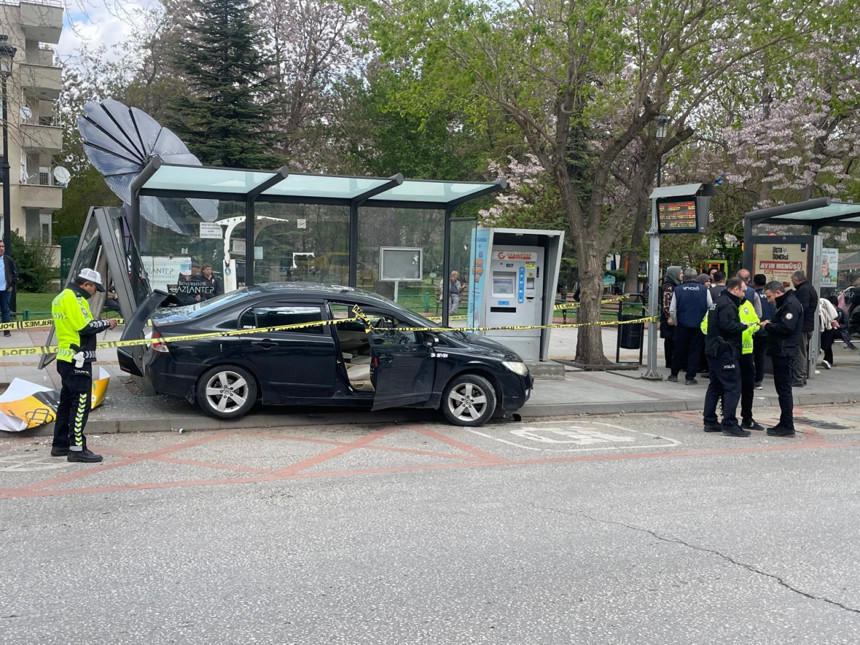 Gaziantep'te bir otomobil otobüs durağına daldı, otobüs bekleyen 5 vatandaş yaralı