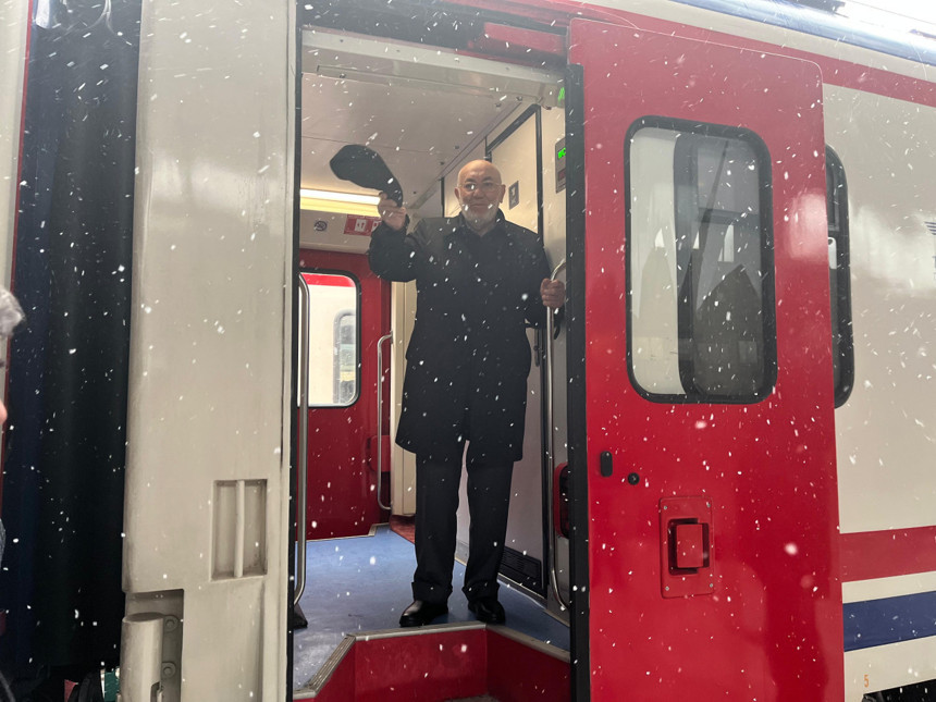 Turistik Diyarbakır Ekspresi tarihi Ankara Garı'ndan ilk seferine uğurlandı