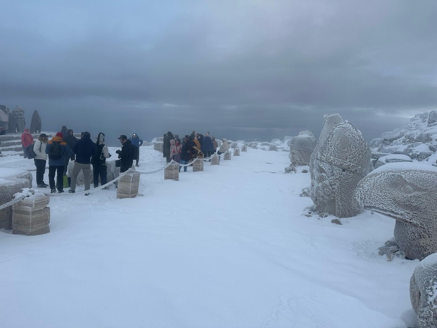 Nemrut Dağı nisan ayında beyaza büründü, ziyaretçiler manzaranın tadını çıkardı