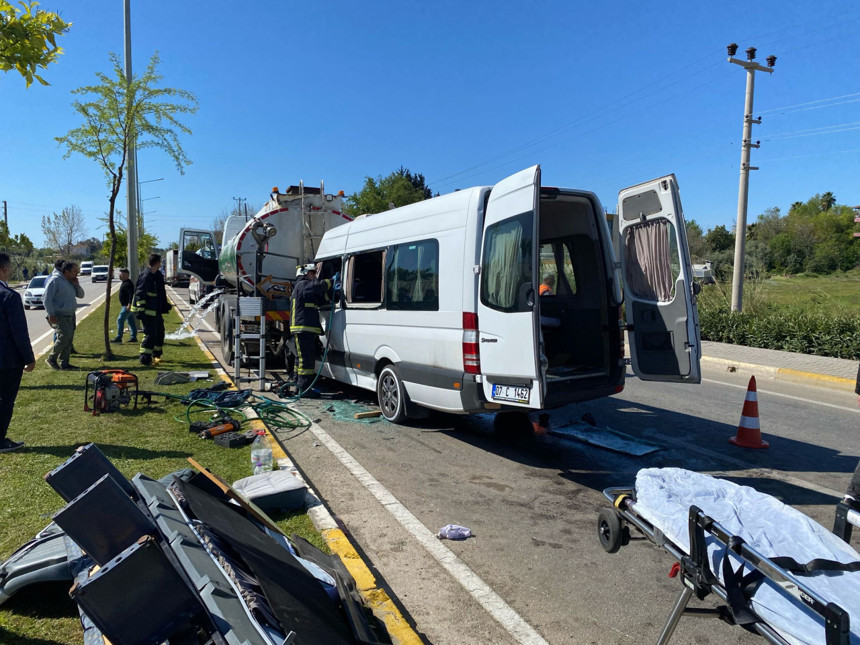 Tur minibüsü sulama tankerine çarptı, kazada 6 turist yaralandı