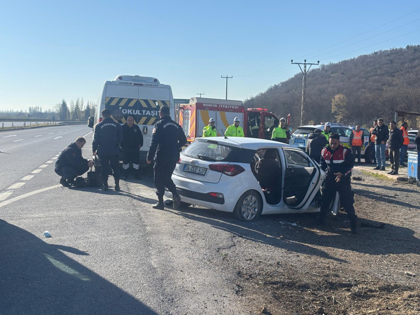 Konya'da otomobilin öğrenci servisine çarpmasıyla 5 kişi yaralandı