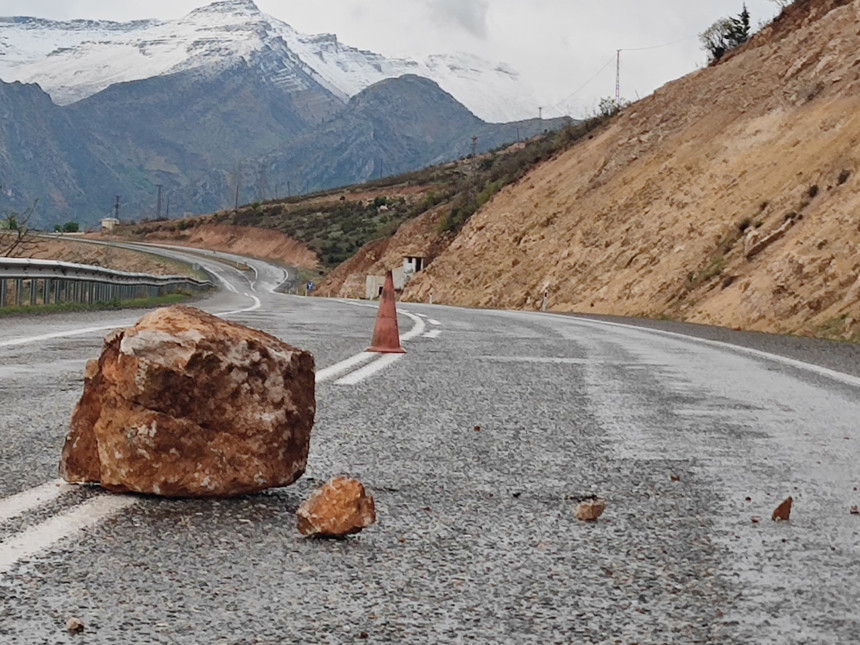 Siirt’te yamaçtan kopan kaya parçaları yola düştü! Facianın eşiğinden dönüldü