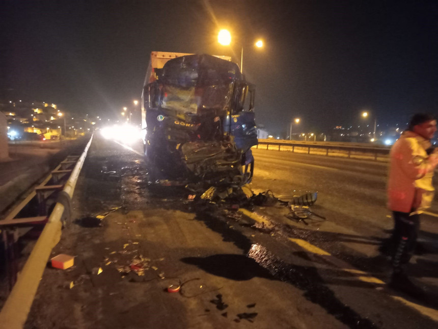 Emniyet şeridinden faciaya ramak kaldı! Öğrencileri taşıyan otobüse arkadan tır çarptı