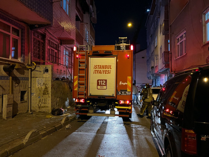 Esenler’de korkutan yangın! 4 katlı binanın çatısı alev alev yandı