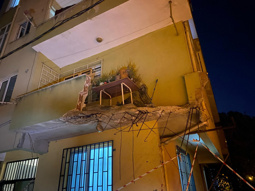 Pendik’te korku dolu anlar! 5 katlı binanın balkonu çöktü - Resim : 2