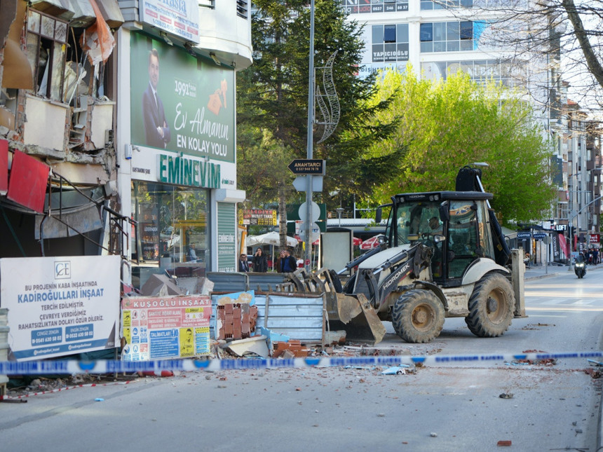 Kastamonu’da yıkım faciası önlenedi! 5 katlı bina çöktü, yol Kapandı