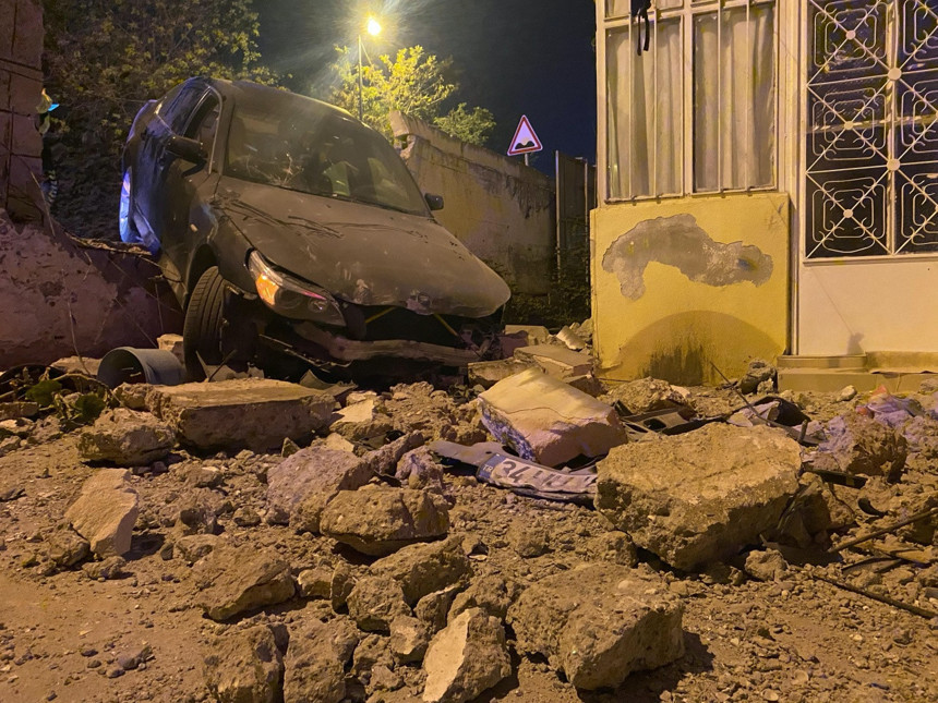 Üsküdar’da şok kaza! Otomobil evin bahçesine uçtu, sürücü kaçtı