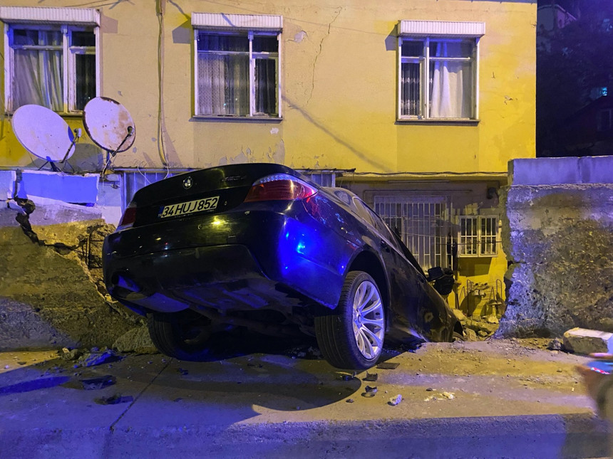 Üsküdar’da şok kaza! Otomobil evin bahçesine uçtu, sürücü kaçtı - Resim : 2