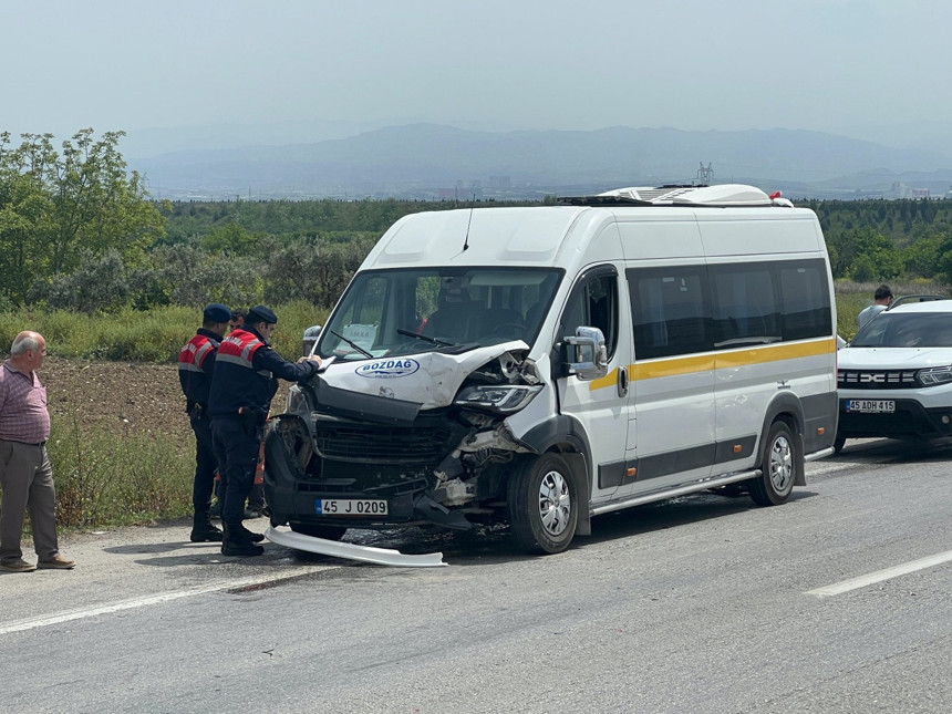 Manisa’da korku dolu anlar! Okul servisleri çarpıştı, 9 öğrenci yaralandı