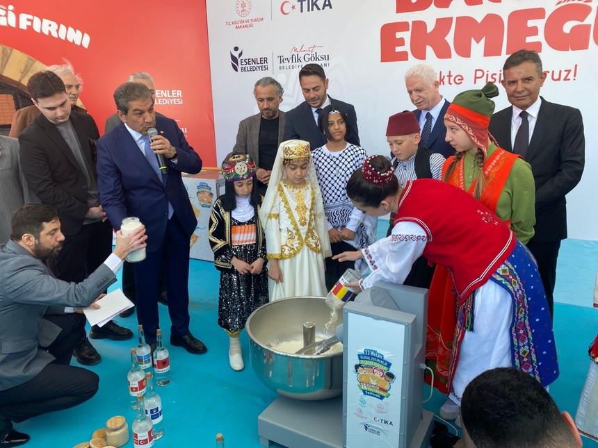 Esenler’de 8 ülkeden çocuklar barış ekmeği pişirdi