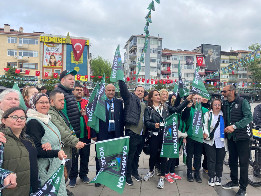 Şampiyon Kocaelispor 59 yaşında: Taraftarlar ve başkan bando eşliğinde İzmit Kent Meydanı'na yürüdü - Resim : 2