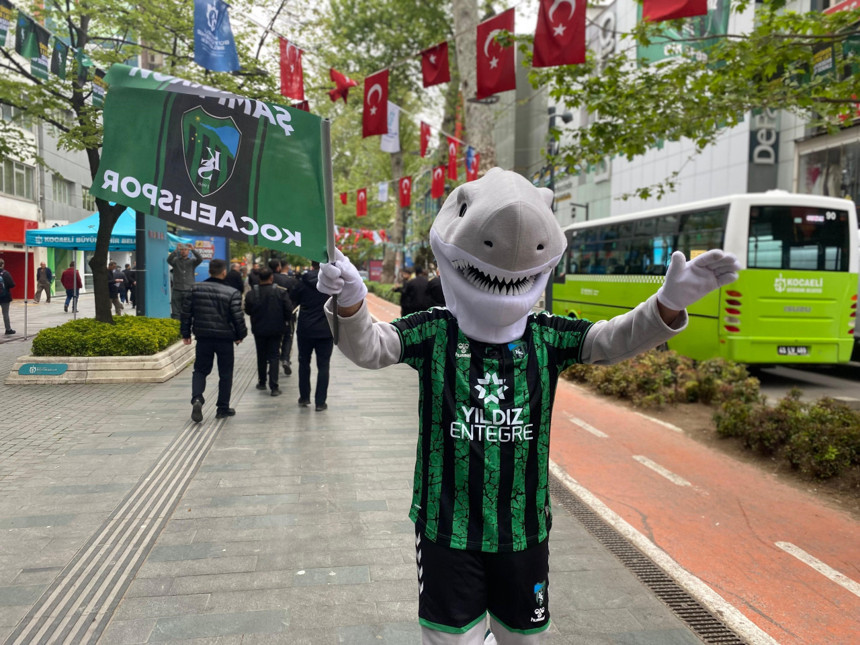 Şampiyon Kocaelispor 59 yaşında: Taraftarlar ve başkan bando eşliğinde İzmit Kent Meydanı'na yürüdü