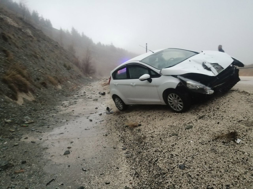 Isparta’da korkutan kaza! Otomobil tabelaya çarptı, 2 yaralı