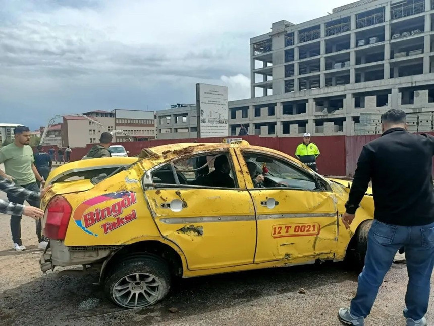 Bingöl’de korkutan kaza! 3 yaralı, yolda uzun kuyruklar oluştu