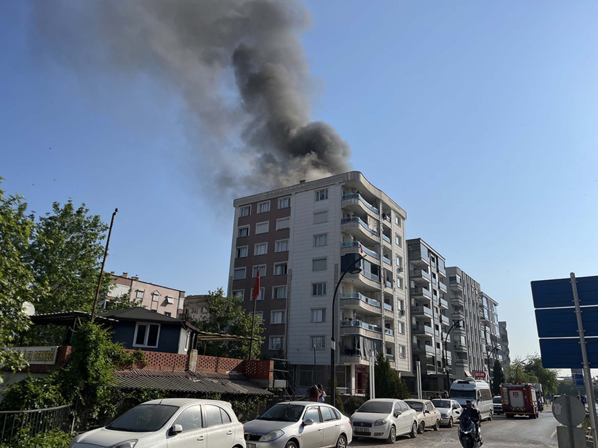 Turgutlu'da 7 katlı binada yangın; 2'si çocuk 6 kişi dumandan etkilendi - Resim : 2