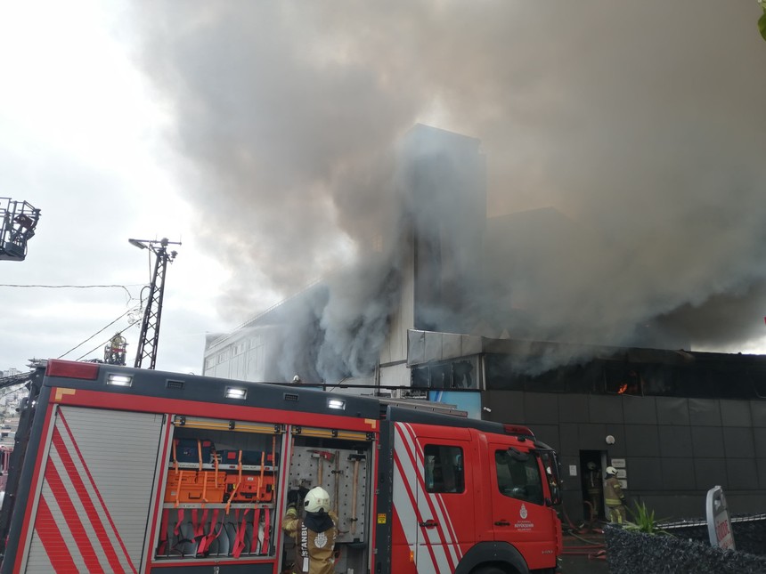 Sancaktepe'deki İstanbul İş Merkezi yangında küle döndü! Daha önce uyarılmıştı...